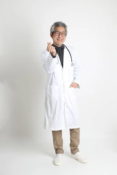 Den Højtstående Asiatiske Læge Den Hvide Baggrund - Stock-foto