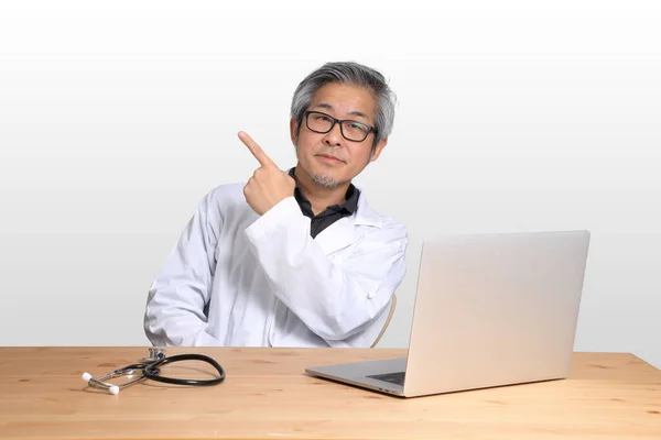 Senior Aziatische Arts Zit Met Laptop — Stockfoto