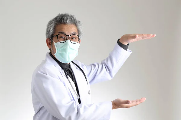 Medico Asiatico Anziano Con Maschera Sullo Sfondo Bianco — Foto Stock