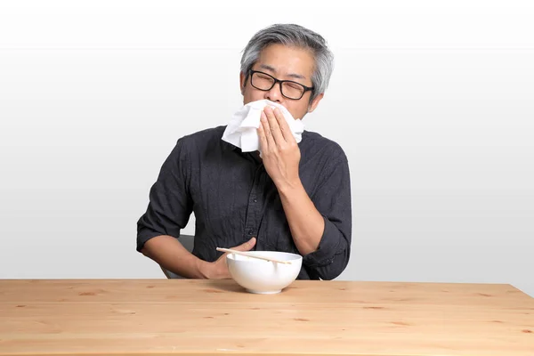 Pria Asia Senior Makan Mie Dengan Latar Belakang Putih — Stok Foto