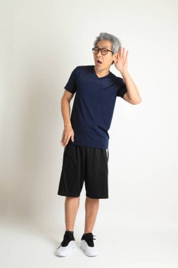 Beyaz arka planda spor giysileri olan Asyalı son sınıf öğrencisi..