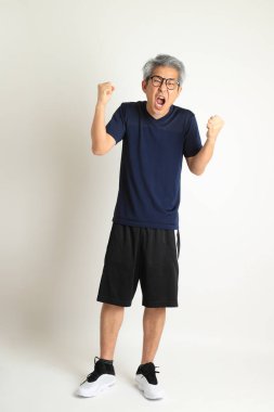 Beyaz arka planda spor giysileri olan Asyalı son sınıf öğrencisi..