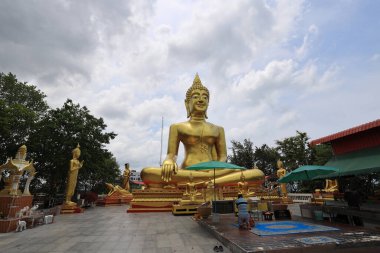 Chonburi, Tayland - 3 Nisan 2021 Wat Phra Yai, Pattaya, Chonburi, Tayland 'daki ünlü tapınak.