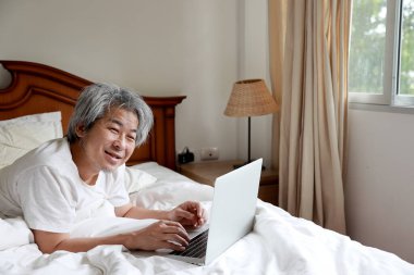 Yatak odasındaki kıdemli Asyalı adam..