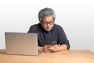 Masada oturan kıdemli Asyalı adam..