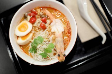 Tom Ramen büyük kasede..