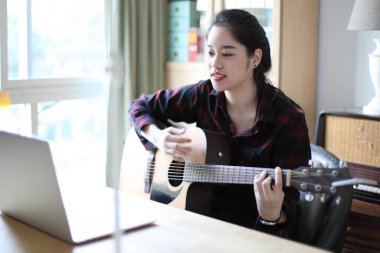 Evden çalışan Asyalı kadın..