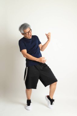 Beyaz arka planda spor giysileri olan Asyalı son sınıf öğrencisi..