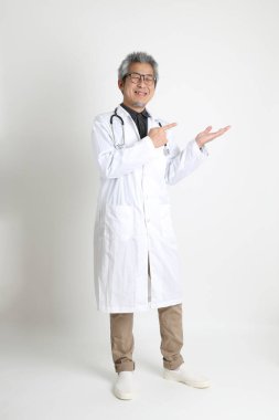 Beyaz arka plandaki kıdemli Asyalı doktor..