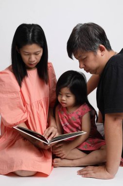 Beyaz arka plandaki Asyalı aile..