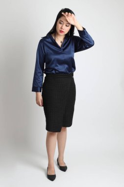 Beyaz arka planda duran Asyalı iş kadını..