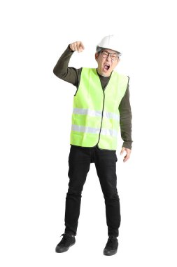 Beyaz arka planda işçi üniforması giyen kıdemli Asyalı adam..