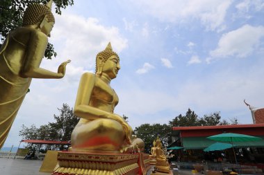 Chonburi, Tayland - 3 Nisan 2021 Wat Phra Yai, Pattaya, Chonburi, Tayland 'daki ünlü tapınak.