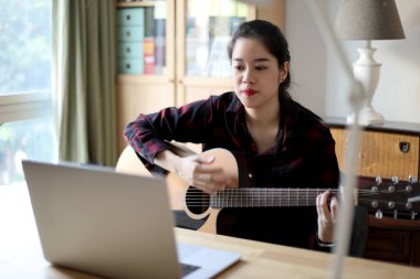 Evden çalışan Asyalı kadın..