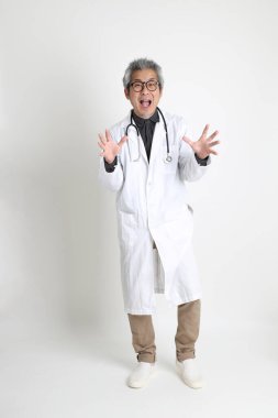 Beyaz arka plandaki kıdemli Asyalı doktor..