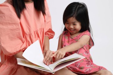 Beyaz arka plandaki Asyalı aile..