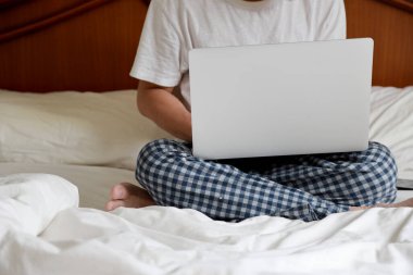 Yatak odasındaki kıdemli Asyalı adam..