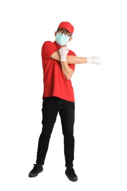 Beyaz arka planda yüz maskesi olan kıdemli Asyalı postacı..