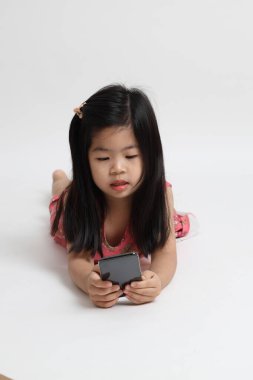 Akıllı telefon kullanan Asyalı kız..