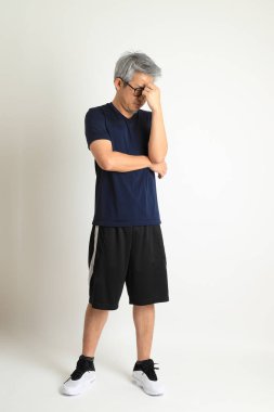 Beyaz arka planda spor giysileri olan Asyalı son sınıf öğrencisi..