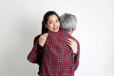 Farklı yaşlarda beyaz arka planda duran Asyalı çift..