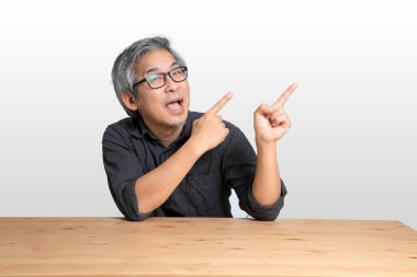 Masada oturan kıdemli Asyalı adam..