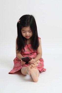 Akıllı telefon kullanan Asyalı kız..