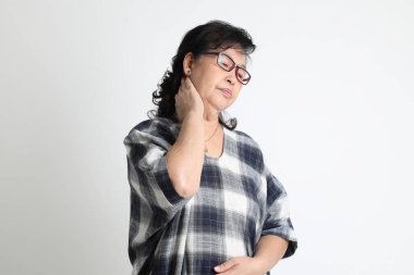 Beyaz arka planda duran yaşlı Asyalı kadın..