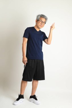 Beyaz arka planda spor giysileri olan Asyalı son sınıf öğrencisi..