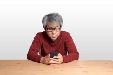 Masada çalışan Asyalı adam..