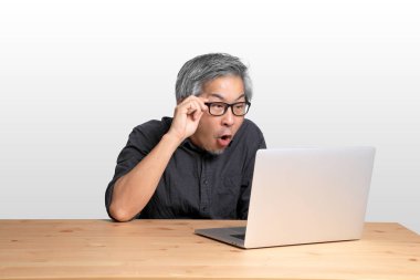 Masada oturan kıdemli Asyalı adam..