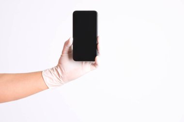 Beyaz arka planda eldivenli insan eli.