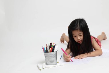 Beyaz arkaplana resim çizen Asyalı kız..