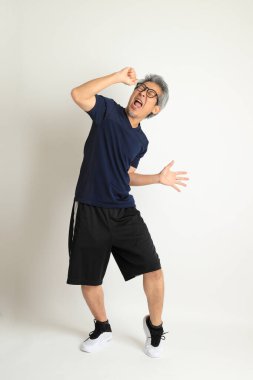 Beyaz arka planda spor giysileri olan Asyalı son sınıf öğrencisi..