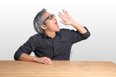 Masada oturan kıdemli Asyalı adam..