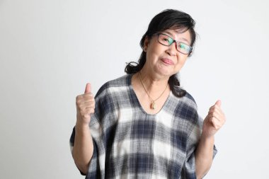 Beyaz arka planda duran yaşlı Asyalı kadın..