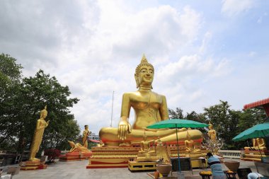 Chonburi, Tayland - 3 Nisan 2021 Wat Phra Yai, Pattaya, Chonburi, Tayland 'daki ünlü tapınak.