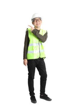 Beyaz arka planda işçi üniforması giyen kıdemli Asyalı adam..