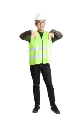 Beyaz arka planda işçi üniforması giyen kıdemli Asyalı adam..