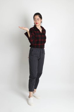 Beyaz arka planda günlük kıyafetleri olan genç Asyalı kadın..