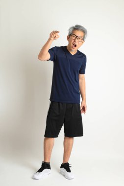 Beyaz arka planda spor giysileri olan Asyalı son sınıf öğrencisi..