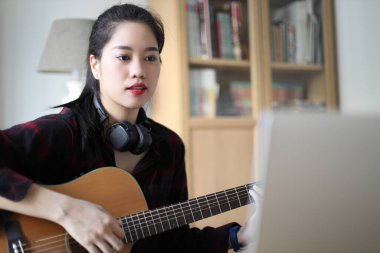 Evden çalışan Asyalı kadın..