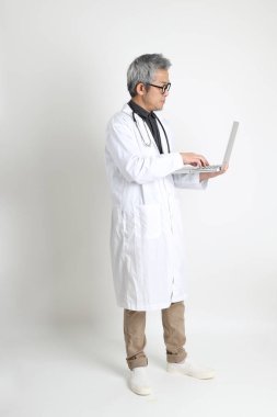 Beyaz arka plandaki kıdemli Asyalı doktor..