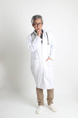 Beyaz arka plandaki kıdemli Asyalı doktor..