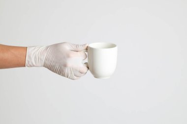 Beyaz arka planda eldivenli insan eli.