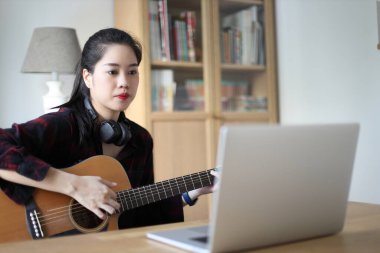 Evden çalışan Asyalı kadın..