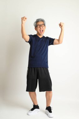 Beyaz arka planda spor giysileri olan Asyalı son sınıf öğrencisi..