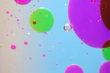 Renkli su ve petrolden soyut elementler.