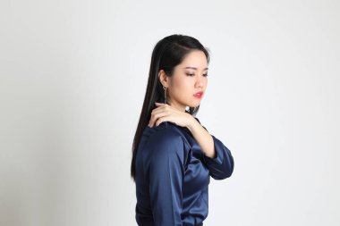 Beyaz arka planda duran Asyalı iş kadını..