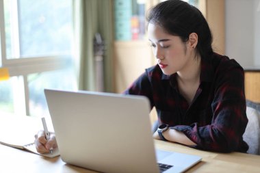 Evden çalışan Asyalı kadın..